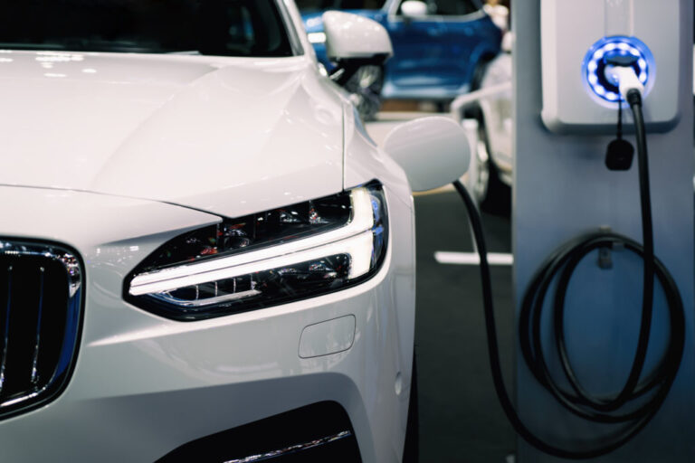 La production de véhicules électriques devrait bondir en 2023 malgré de faibles ventes