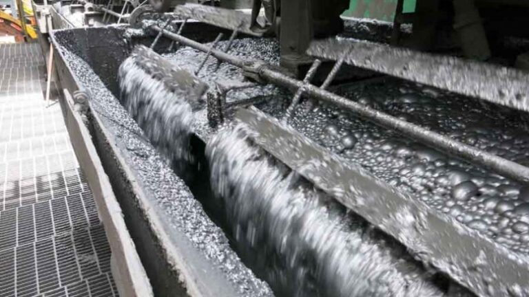 GRAPHIC-LME zinc stocks plunge to 1989 low, but Chinese levels rebound