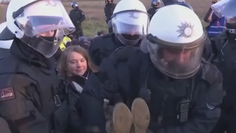 Greta Thunberg libérée après une brève détention lors d'une manifestation contre une mine de charbon allemande