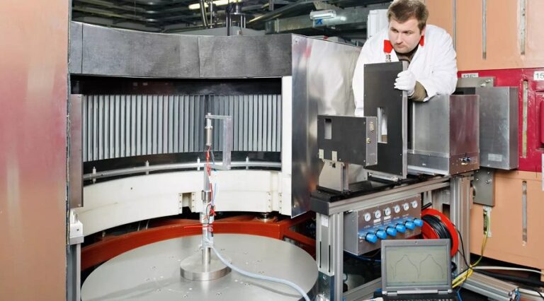 Dr. Anatoliy Senyshyn at the SPODI powder diffractometer at FRM II.