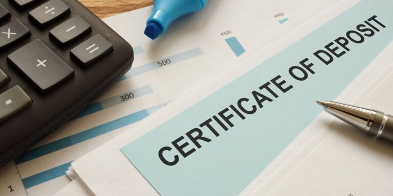 Grâce à des gains de 4 % ou plus, l'humble CD fait son grand retour.  Devriez-vous en obtenir un?