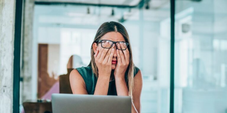 "Il m'a totalement fantôme."  J'ai demandé à mon conseiller d'investir 20 000 $ dans quelque chose de sûr avec un rendement décent.  Maintenant, mes appels restent sans réponse pendant des mois.  Que dois-je faire?