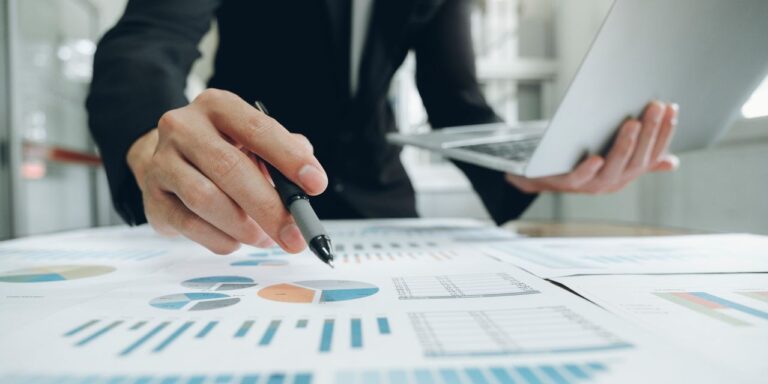 "Je me suis enfin réveillé à la réalité."  Je verse un pourcentage de mes investissements à un conseiller financier depuis des années, mais je ne pense pas que cela en vaille la peine.  Est-ce que des frais de 1 % sont vraiment justes ?