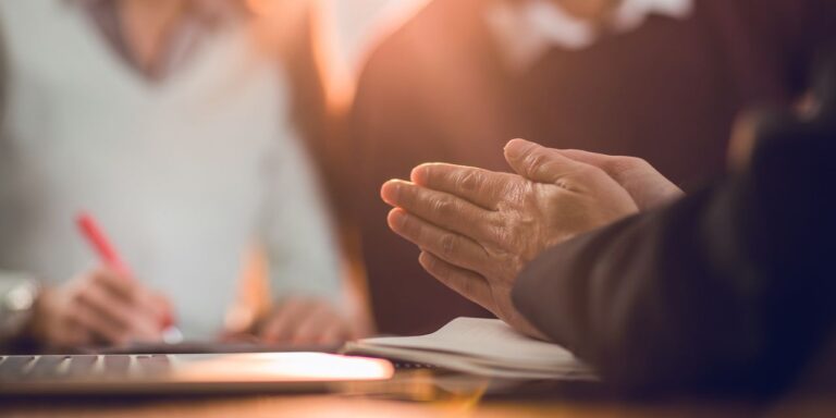 'Je suis étiré mince.'  J'ai 23 ans et je gagne 75 000 $ par an en vivant dans le Nord-Est.  Mais entre le loyer et les autres factures, j'ai "très peu" à la banque chaque mois.  Dois-je faire appel à un pro pour m'aider ?
