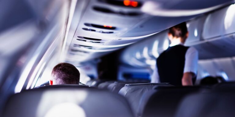 Je suis une hôtesse de l'air de 61 ans qui veut prendre sa retraite à 70 ans. J'aurai une pension de 900 $ par mois et je toucherai la sécurité sociale, mais je n'ai que 150 000 $ dans mon 401 (k).  Dois-je obtenir une aide professionnelle?
