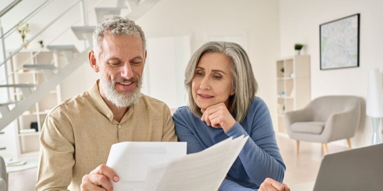 Mon mari a 50 ans mais seulement dans sa deuxième année d'établissement de crédit.  Il a un peu d'argent qu'il aimerait faire fructifier, mais est-ce qu'un conseiller financier prendra même en charge un cas comme le sien ?