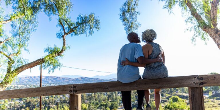 Nous sommes dans la cinquantaine, vivons en Californie et avons 2 millions de dollars d'épargne-retraite.  Nous voulons que quelqu'un nous dise si nous pouvons réellement prendre notre retraite — quel est notre meilleur pari là-bas ?