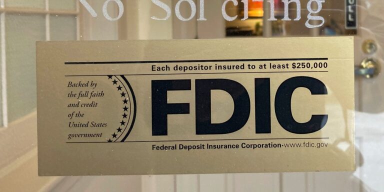 "Très important pour votre argent."  Voici quels comptes sont et ne sont pas assurés par la FDIC