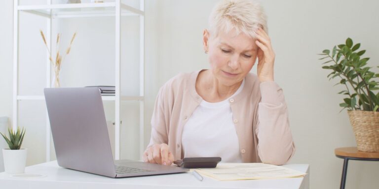"Je suis soumis à un grand stress financier et une montagne de dettes de carte de crédit."  J'ai 66 ans, j'ai pris ma retraite en 2021 et j'ai besoin d'aide.  Vers qui dois-je me tourner ?