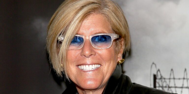 Suze Orman a un nouvel objectif d'épargne "atteignable".  Cela peut commencer avec seulement 100 $.