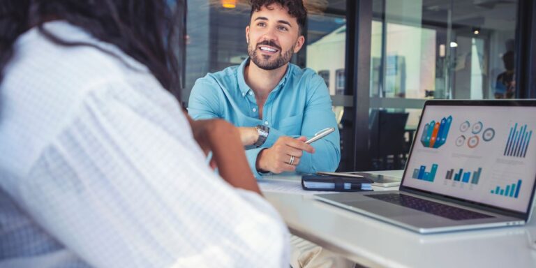 J'ai 57 ans et je n'ai pas beaucoup d'argent.  Un conseiller financier est-il fait pour moi ?