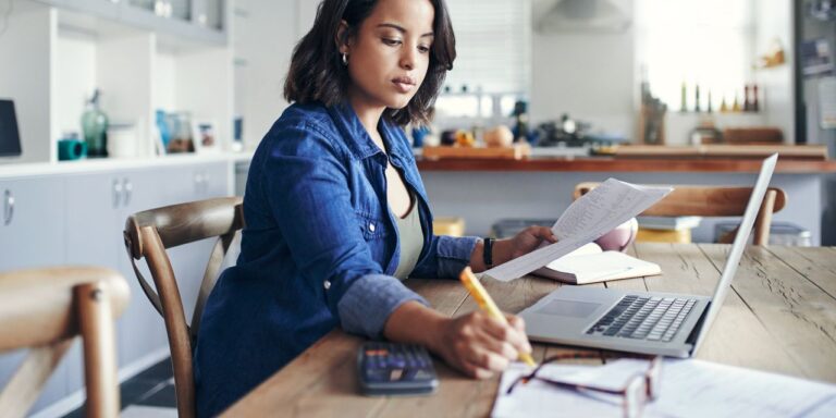 Je paie 1 % à mon conseiller financier, mais "les seules communications que je reçois sont des factures".  Je veux donc reprendre le contrôle exclusif de mes comptes — sans avoir à lui en parler.  Est-ce possible?