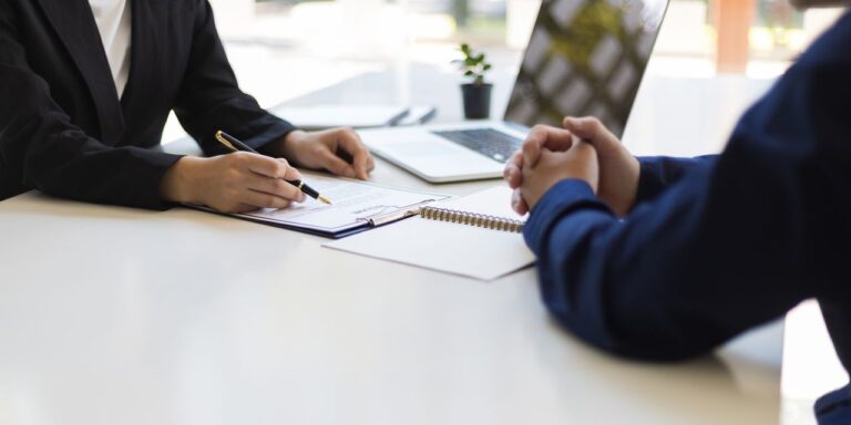 Mon cousin est sur le point de prendre sa retraite à 55 ans. Entre-temps, mon dernier conseiller financier m'a dit de rembourser mon hypothèque, ce qui n'était « pas un bon conseil ».  Comment puis-je me mettre sur la bonne voie ?