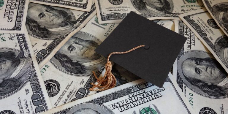 Ouais, les remboursements de votre prêt étudiant seront dus ce mois-ci.  Le refinancement est-il la bonne décision ?