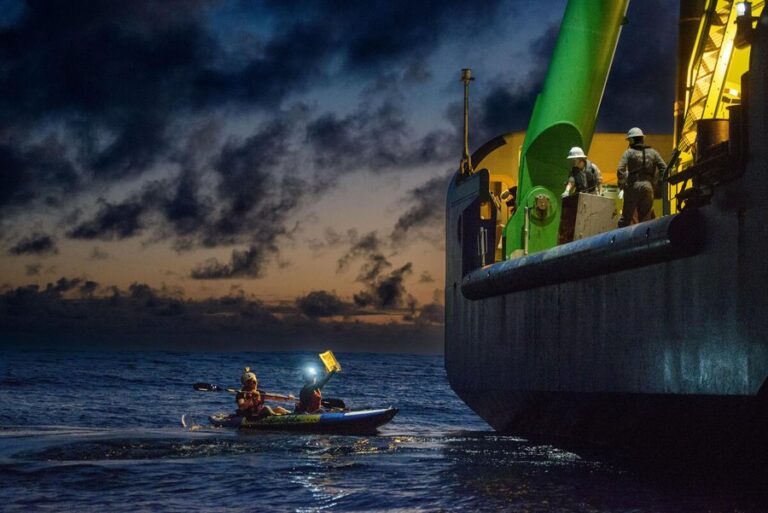 Le juge ordonne à Greenpeace de quitter son navire minier dans une impasse océanique