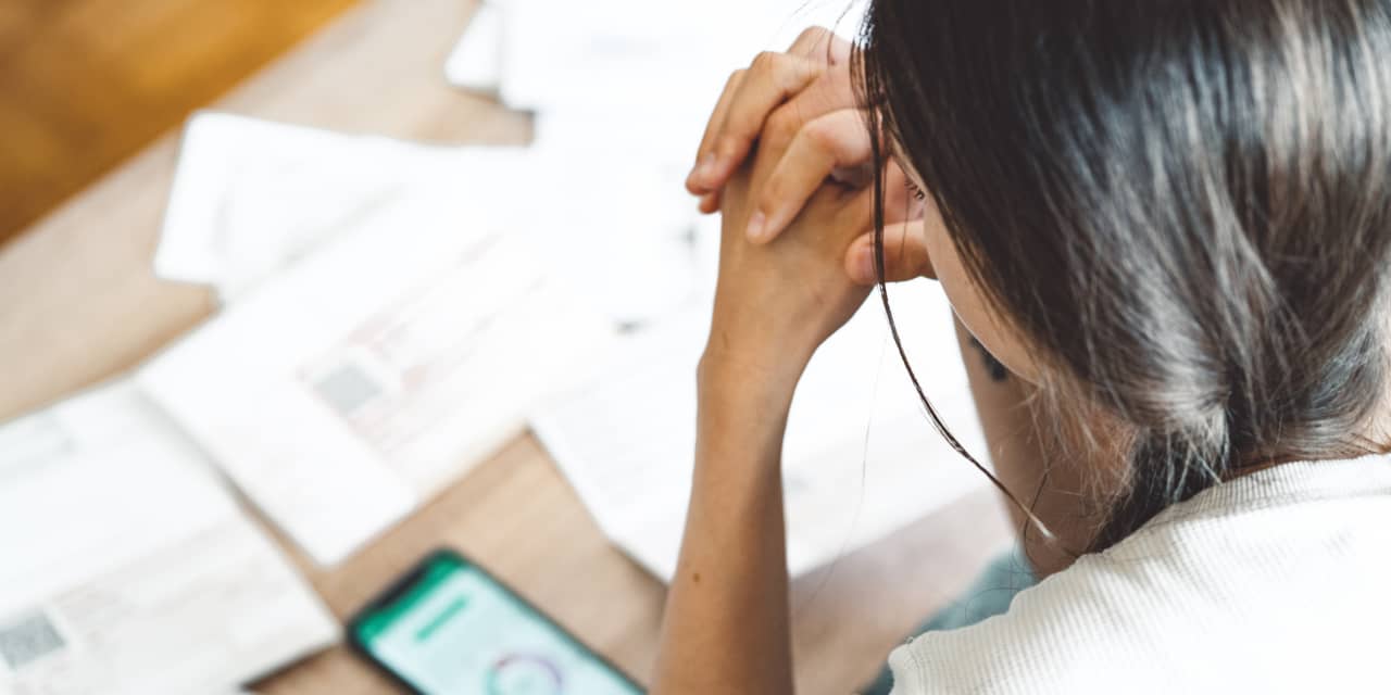 « Chaque mois, j'exprime mes inquiétudes à mon conseiller, mais il me dit de ne pas m'inquiéter.  Mon 401(k) a perdu plus de 20 % et je ne peux pas me permettre de perdre ce genre d'argent.  Est-il temps de trouver un nouveau conseiller ?