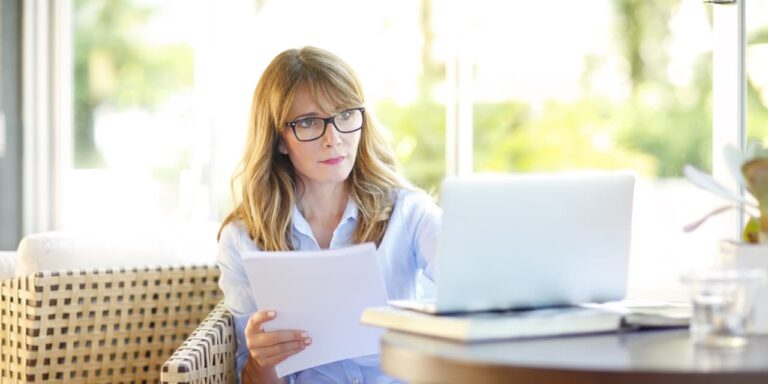 J'ai 45 ans et je suis une mère célibataire qui recevra un héritage de 100 000 $.  Je veux prendre du temps libre, planifier les études universitaires de mon fils et acheter une voiture de luxe, mais je ne peux pas tout faire.  Un pro peut-il m'aider ?