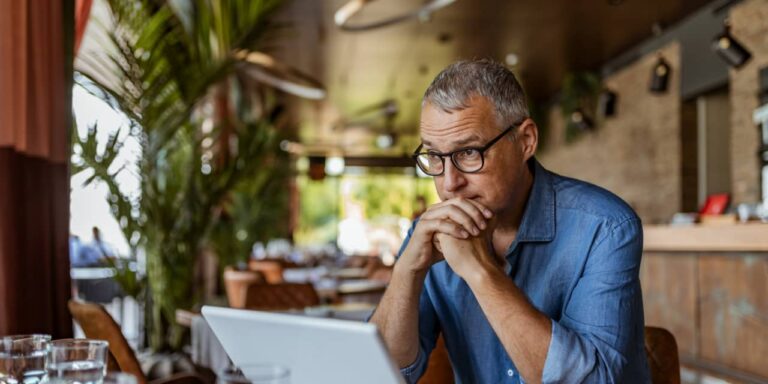 J'ai 66 ans et j'ai embauché un conseiller financier il y a 8 ans lorsque j'ai reçu un héritage.  Mais je dois « mendier et plaider » lorsque je veux retirer de l'argent.  Ce qui donne?