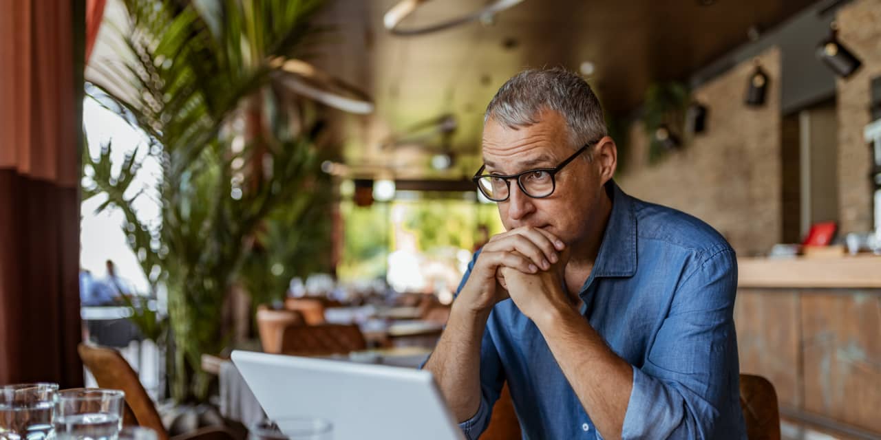 J'ai 66 ans et j'ai embauché un conseiller financier il y a 8 ans lorsque j'ai reçu un héritage.  Mais je dois « mendier et plaider » lorsque je veux retirer de l'argent.  Ce qui donne?