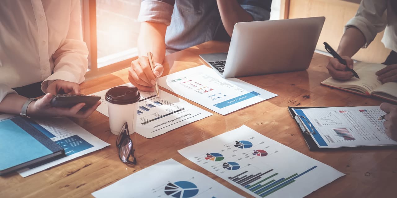 «Je suis nouveau dans l'investissement et je recherche un conseiller financier.»  Voici quoi faire