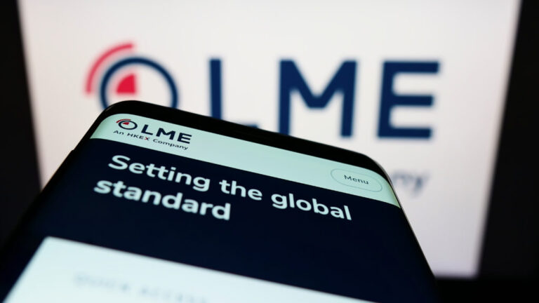 LME va suspendre 10 % des marques de métaux cotées jusqu'à ce qu'elles soumettent un audit d'approvisionnement responsable
