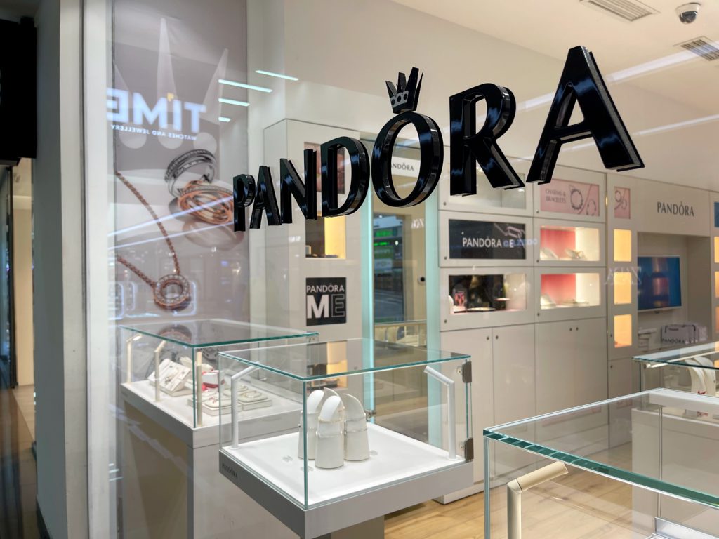 Pandora, le plus grand joaillier du monde, cesse d'utiliser l'argent et l'or extraits de mines