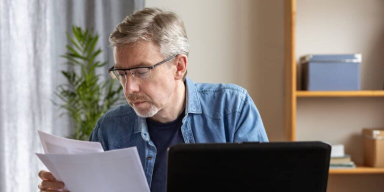 J'ai 57 ans, je gagne 100 000 $ par an et j'ai un 401 (k) de 300 000 $.  J'ai des dettes.  Qui peut aider?