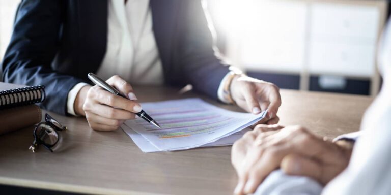 J'ai 61 ans avec 1,4 million de dollars, mais 50 000 dollars de dettes.  Je veux bientôt prendre ma retraite.  Qui peut aider?