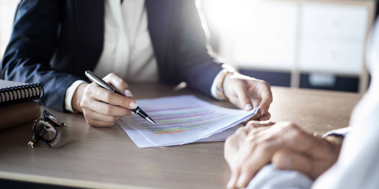 J'ai 61 ans avec 1,4 million de dollars, mais 50 000 dollars de dettes.  Je veux bientôt prendre ma retraite.  Qui peut aider?