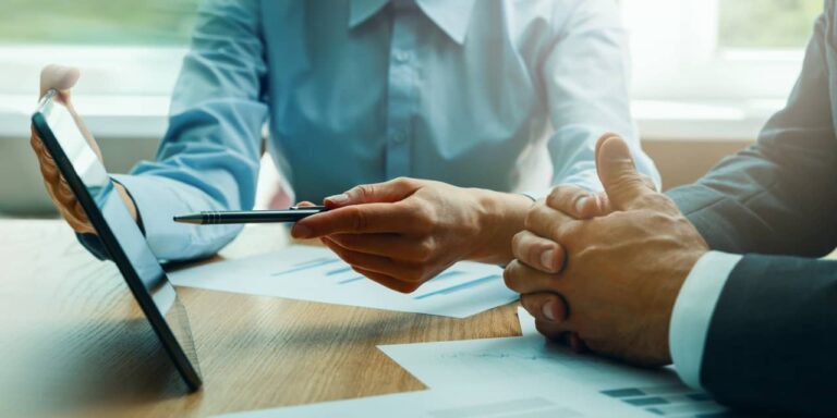 J'ai 68 ans et j'ai économisé 2,6 millions de dollars.  Mon conseiller me détient à plus de 50 % en actions.  Est-ce sage ?