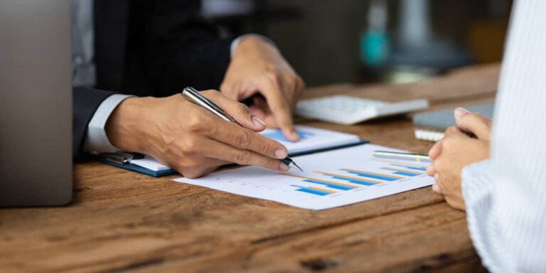 « Dois-je me méfier ? »  Nous avons pris notre retraite en 2022 et avons donné 500 000 $ à un courtier obtenant 1,5 %.  Le marché boursier a augmenté, mais nous n'avons plus que 490 000 $.