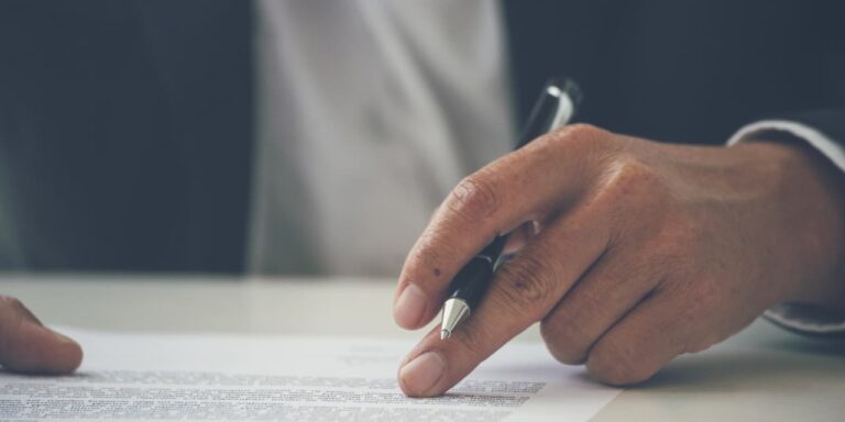 J'ai 63 ans, je bénéficie d'une pension, de la sécurité sociale et de 1,2 million de dollars.  J'aime mon conseiller financier, mais j'en ai marre de ses honoraires.