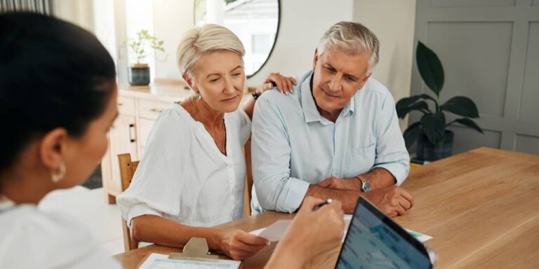 J'ai 67 ans et je souhaite prendre ma retraite dans 3 ans.  J'ai plusieurs IRA et j'ai « désespérément » besoin d'un conseiller financier.  Mais que dois-je rechercher ?