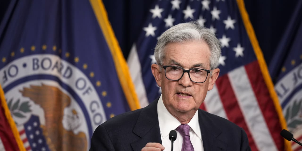 La Fed maintient ses taux stables, mais que se passera-t-il au cours de l’année à venir – et cela signifie-t-il que vous devriez acheter un de ces CD payant 5 % et plus maintenant ?