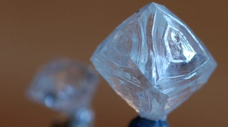 Single diamond crystal