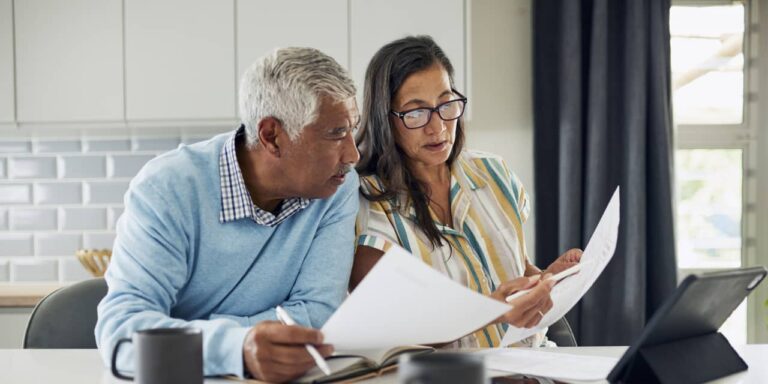 Ma femme et moi sommes dans la soixantaine et aurons un revenu de 9 600 $ par mois.  Un conseiller souhaite facturer 265 $ de l'heure pour nous donner des conseils.  Quelle est notre démarche ?