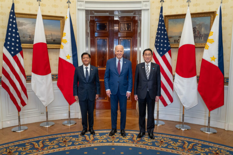 Les États-Unis prévoient des contrats de puces et de nickel aux Philippines alors que les liens en matière de défense se développent
