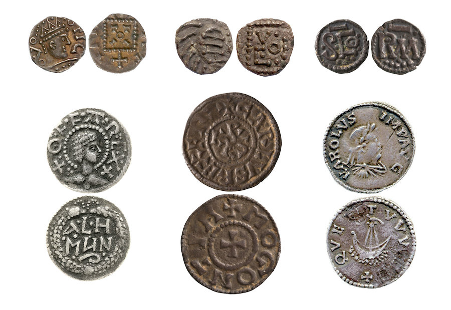 Une sélection des pièces de monnaie du Fitzwilliam Museum qui ont été étudiées, notamment les pièces de Charlemagne et d'Offa.  Photo du Fitzwilliam Museum, Université de Cambridge