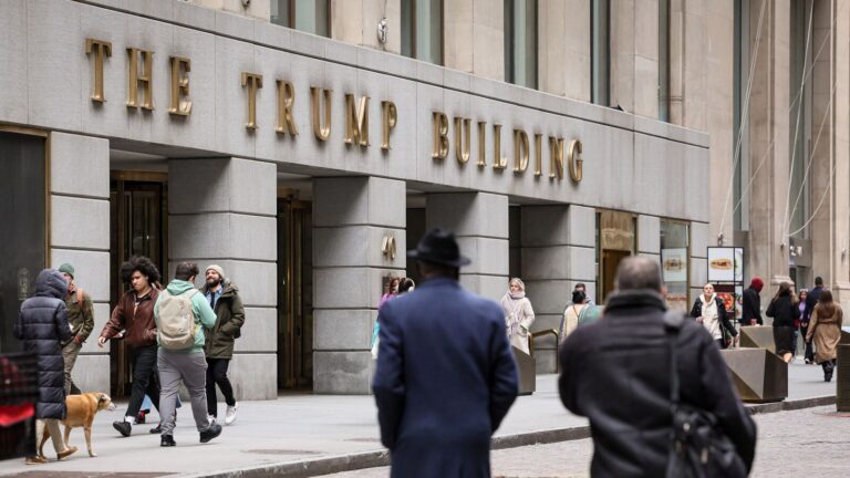 L'effondrement du marché des bureaux touche le précieux immeuble de Trump à Wall Street