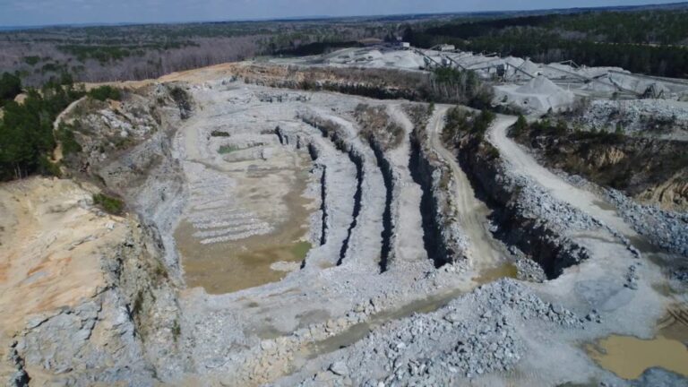 Le président mexicain exclut l'expropriation de la mine Vulcan mais maintient la fermeture des terres