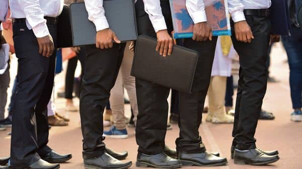 Collectivement, les ménages épargneront davantage si un plus grand nombre de membres du ménage parviennent à trouver un emploi stable et bien rémunéré. Collectivement, les ménages épargneront davantage si un plus grand nombre de membres du ménage parviennent à trouver un emploi stable et bien rémunéré.