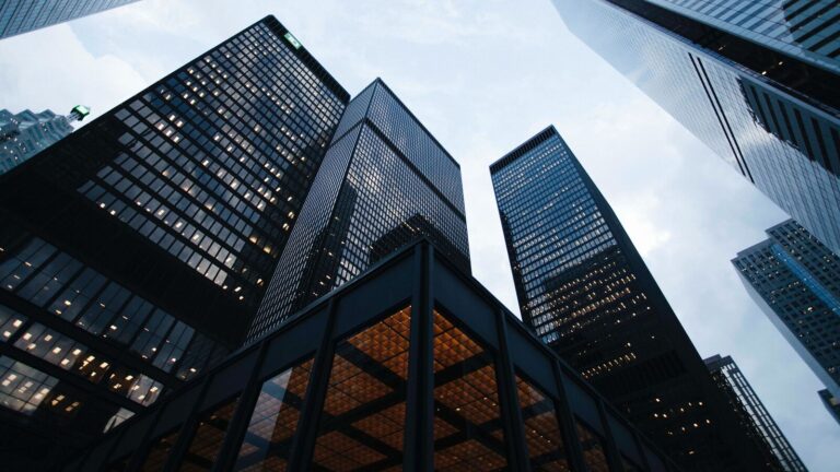 Concilier salaire et investissement immobilier : combien investir ?