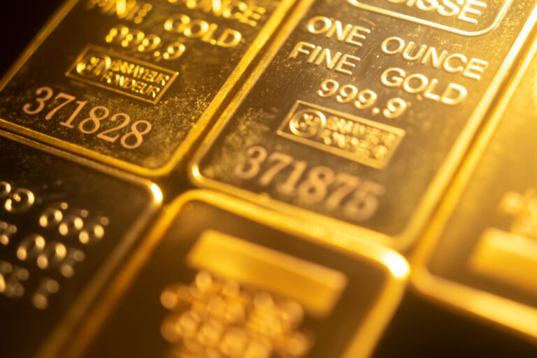 Le prix de l'or augmente en raison de la faiblesse du dollar alors que le marché attend de nouvelles données américaines