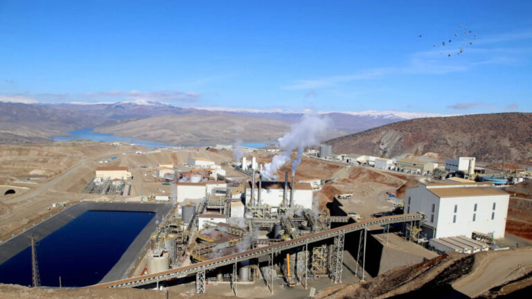 Une société émettrice de chèques en blanc achète une mine turque en misant 290 millions de dollars sur la demande de cuivre