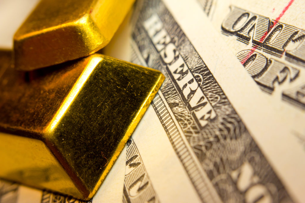 Le prix de l'or se dirige vers une baisse hebdomadaire alors que les traders évaluent les perspectives de Trump et de la Fed