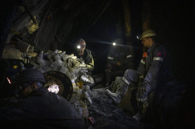 La principale mine de charbon à coke d'Ukraine continue de fonctionner alors que les Russes se rapprochent