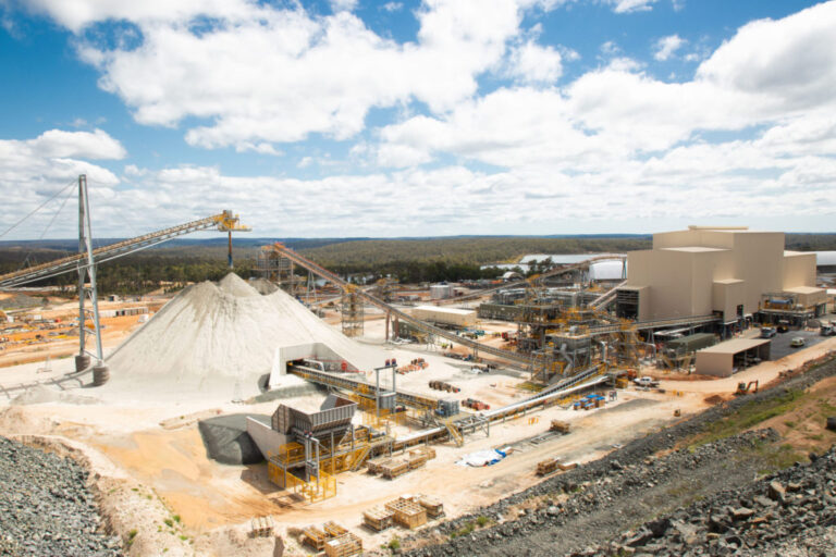 Le marché du lithium pourrait connaître une légère reprise en 2025, selon Adams Intelligence