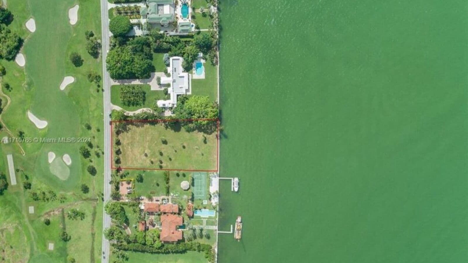 Vous avez 200 millions de dollars pour un terrain vide ? Le voisin de Jeff Bezos vend un terrain au bord de l'eau dans le « bunker du milliardaire » de Miami