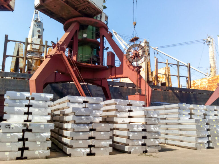 Les prix des prix en aluminium se préparent à l'interdiction des importations russes