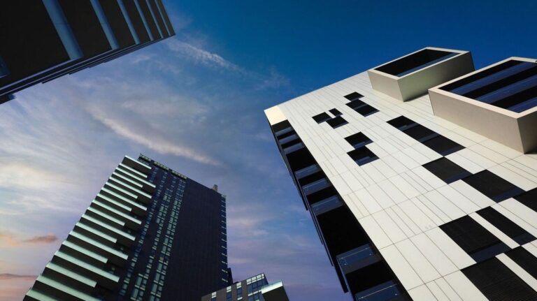 Les valeurs immobilières prolongent leur parcours gagnant jusqu'à la 2ème année ; Oberoi Realty bondit de 60 %